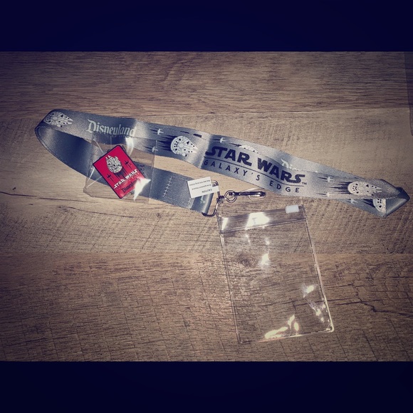 Star Wars Galaxy’s Edge lanyard and pin - Picture 1 of 3